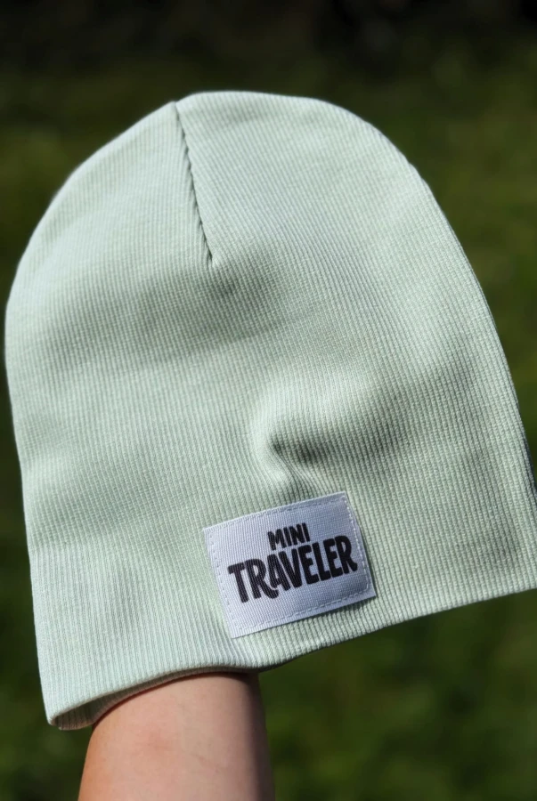 Bawełniana czapka prążek w kolorze seledynowym – „Mini Traveler”