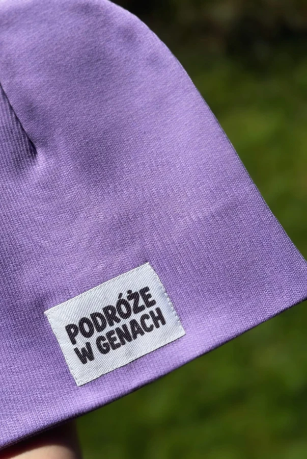 Fioletowa czapka dziecięca – naszywka „Podróże w genach”