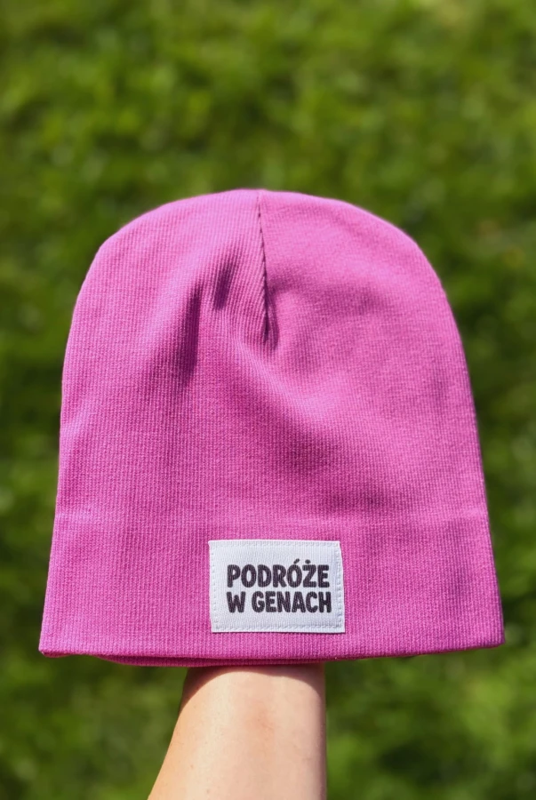 Bawełniana czapka prążek magenta – napis „Podróże w genach”