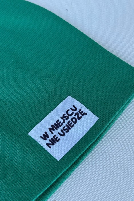 Zielona czapka prążek – „W miejscu nie usiedzę”