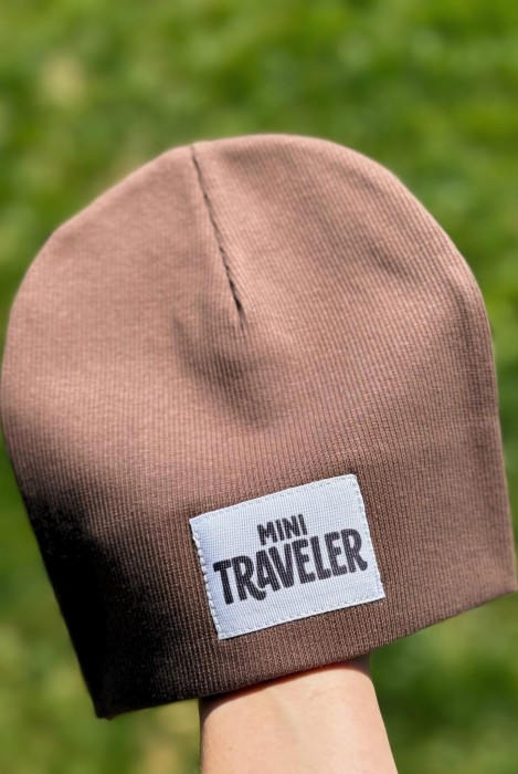 Elastyczna czapka prążek w odcieniu czekolady – naszywka „Mini Traveler”