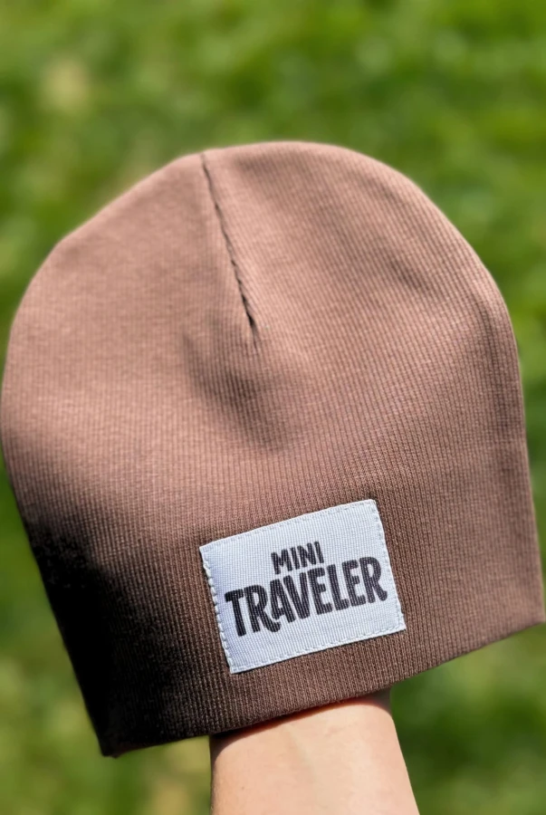 Elastyczna czapka prążek w odcieniu czekolady – naszywka „Mini Traveler”