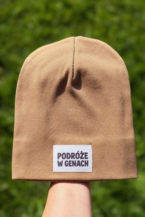 Prążek brązowy z naszywką „Podróże w genach” – czapka dla małego podróżnika