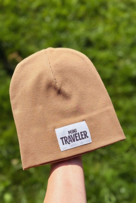 Brązowa czapka prążek – naszywka „Mini Traveler”