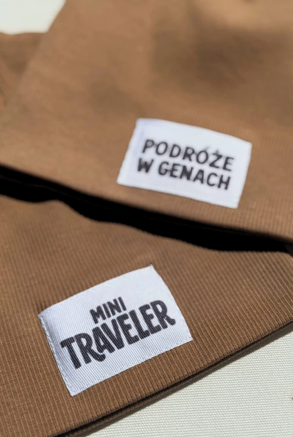 Brązowa czapka prążek – naszywka podróżnicza