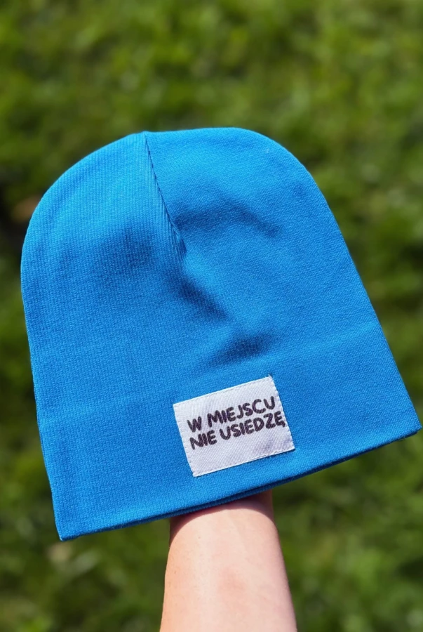 Niebieska czapka dziecięca prążek – naszywka „W miejscu nie usiedzę”