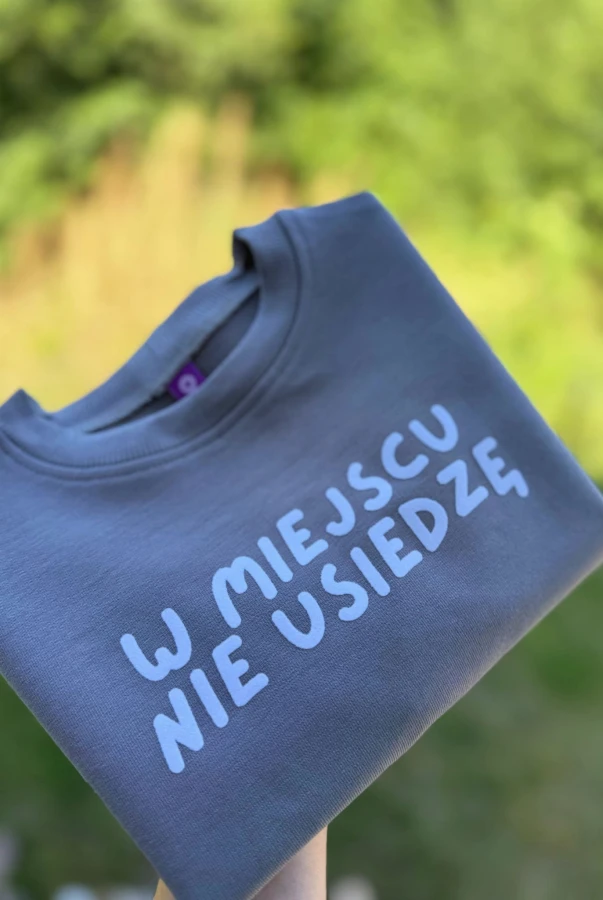 Szara bluza dziecięca z napisem W MIEJSCU NIE USIEDZĘ bawełna oversize polska produkcja