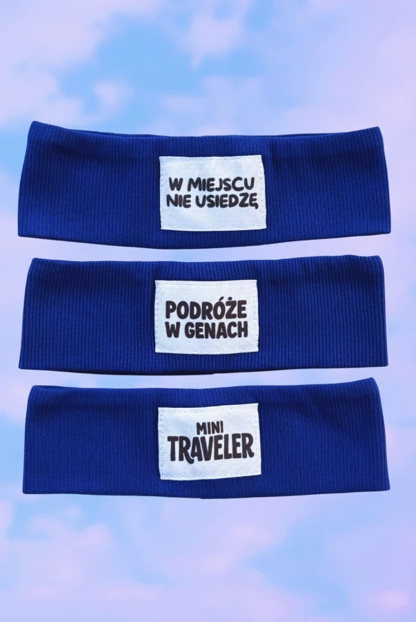 Chabrowa opaska dla małego podróżnika z naszywką MINI TRAVELER podróże