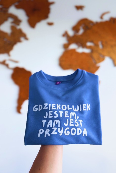 Bluza dla dziecka z napisem GDZIEKOLWIEK JESTEM TAM JEST PRZYGODA dla małego podróżnika oversize lawendowa