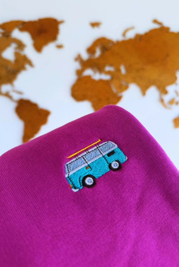 Bluza podróżnicza z haftem busa vanlife van podróże w kolorze magenta polska produkcja