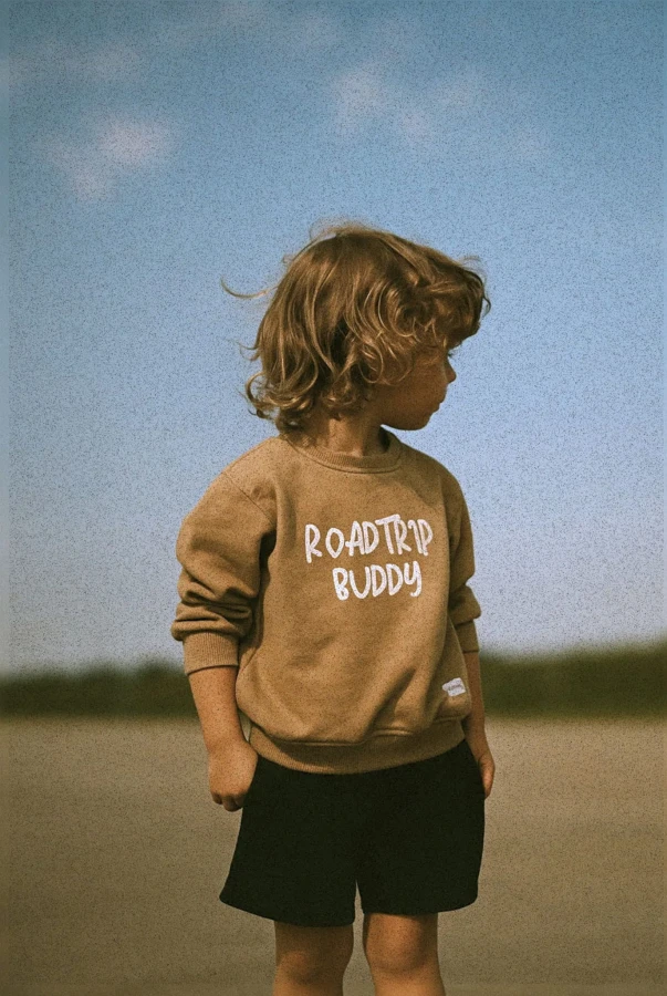Bluza dziecięca dla małego podróżnika z napisem ROADTRIP BUDDY dla rodzin podróżników
