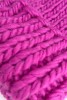 Czapka z wełny merynosa handmade w kolorze magenta handmade zbliżenie na detal