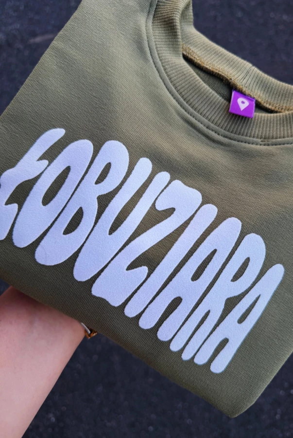 Bluza dla małego łobuziaka zielona z napisem ŁOBUZIARA bawełna polska produkcja oversize zbliżenie na detal
