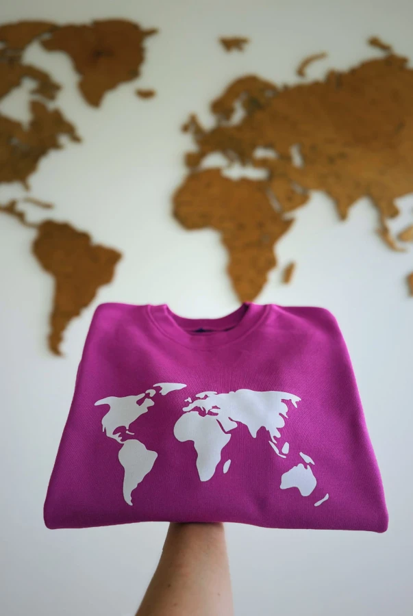 Bluza damska z mapą świata dla podróżniczki kochającej zwiedzanie świata podróże bawełna polska produkcja