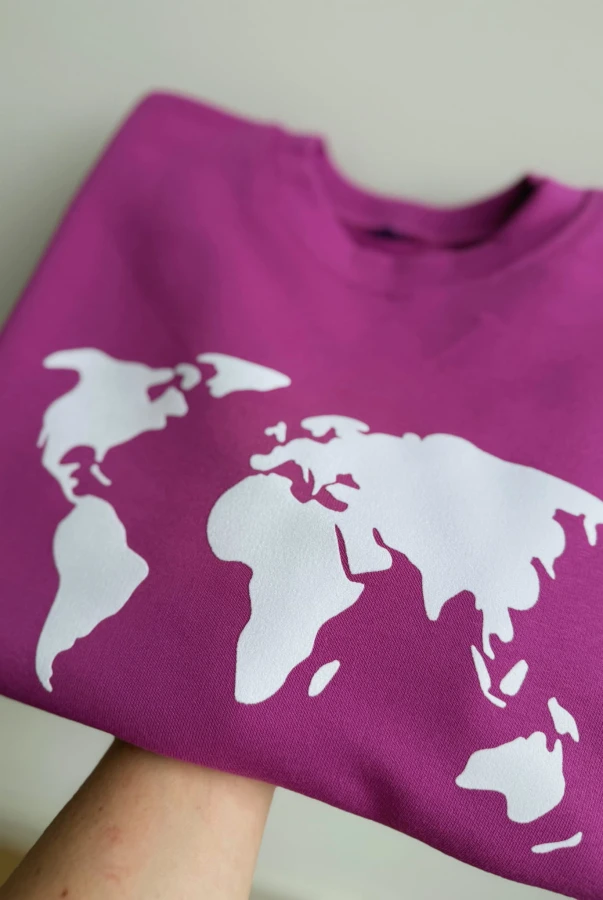 Bluza damska z mapą świata dla podróżniczki kochającej zwiedzanie świata podróże bawełna polska produkcja