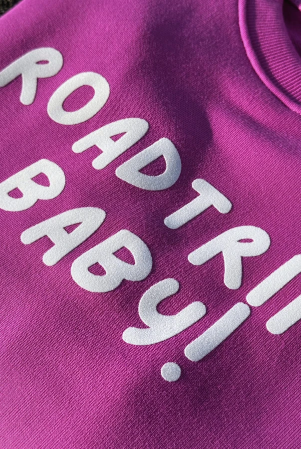 Bluza damska podróżnicza z napisem ROADTRIP BABY podróże wyjazdy roadtripy wyjzdy samochodem autem zbliżenie