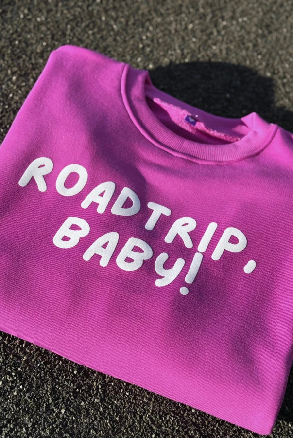 Bluza damska podróżnicza z napisem ROADTRIP BABY podróże wyjazdy roadtripy wyjzdy samochodem autem w kolorze magenta