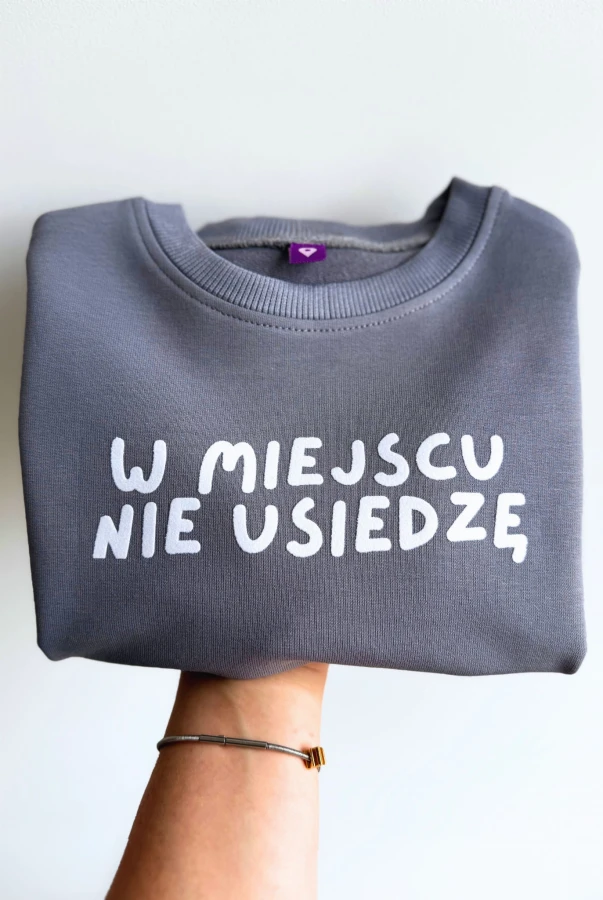 Bluza dla dziecka z napisem W MIEJSCU NIE USIEDZĘ w kolorze szarym dla małego urwisa bawełna oversize polska produkcja
