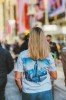 Koszulka podróżnicza z panoramą Nowego Jorku – widok z tyłu na modelce na ulicach Nowego Jorku