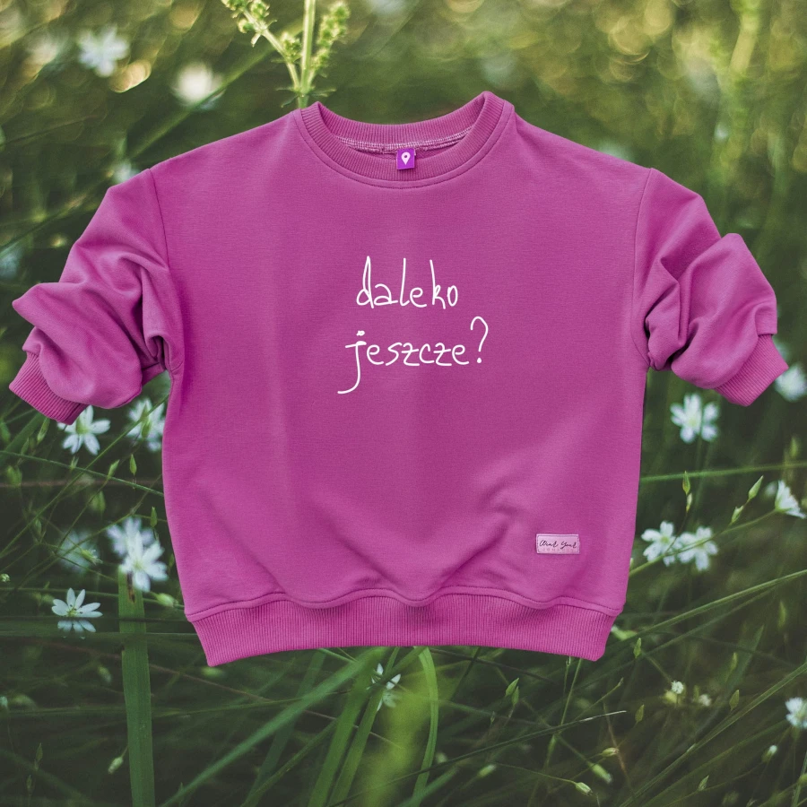 Minimalistyczna bluza dziecięca z napisem DALEKO JESZCZE oversize bawełna oeko tex magenta