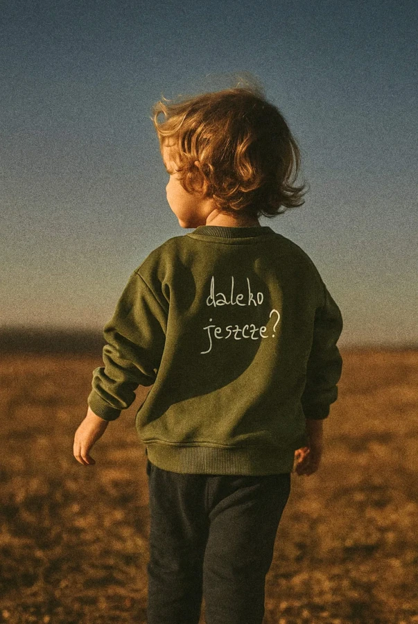 Bluza dla dziecka w różnych kolorach z napisem DALEKO JESZCZE
