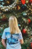 Koszulka podróżnicza z panoramą Nowego Jorku – widok z tyłu na modelce przy choince w Nowym Jorku
