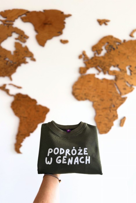 Zielona bluza dla dziecka oversize dla małego podróżnika z napisem PODRÓZE W GENACH rodzinne podróżowanie bawełna polska produkcja