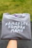 Dziecięca bluza z napisem NAJLEPSZY KOMPAN MAMY dla małego podróżnika w kolorze szarym bawełna oversize