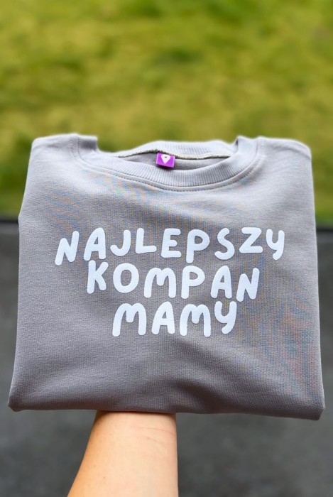 Dziecięca bluza z napisem NAJLEPSZY KOMPAN MAMY dla małego podróżnika w kolorze szarym bawełna oversize