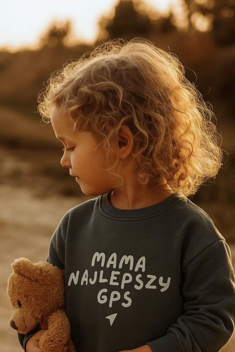 Bluza dziecięca oversize z napisem MAMA NAJLEPSZY GPS dla małego podróżnika rodzinne podróże szara