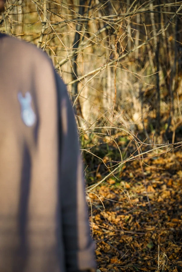 Minimalistyczna męska bluza z haftem wikinga - widok z boku na modelu