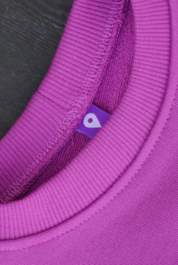 Bluza damska kolor magenta polska produkcja zbliżenie pinezka lokalizacji.jpg