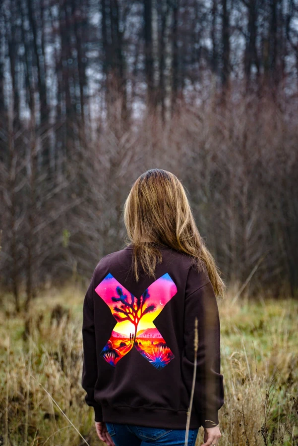 Bluza damska inspirowana naturą - widok z tyłu na modelce
