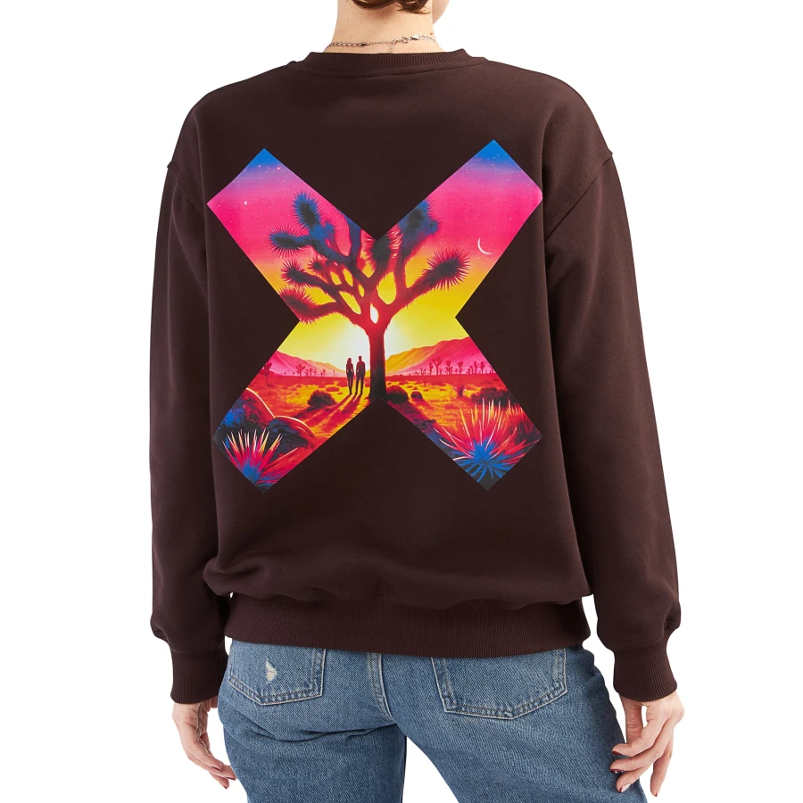 Bluzy podróżnicze z motywem USA na modelce tyłem Joshua Tree National Park
