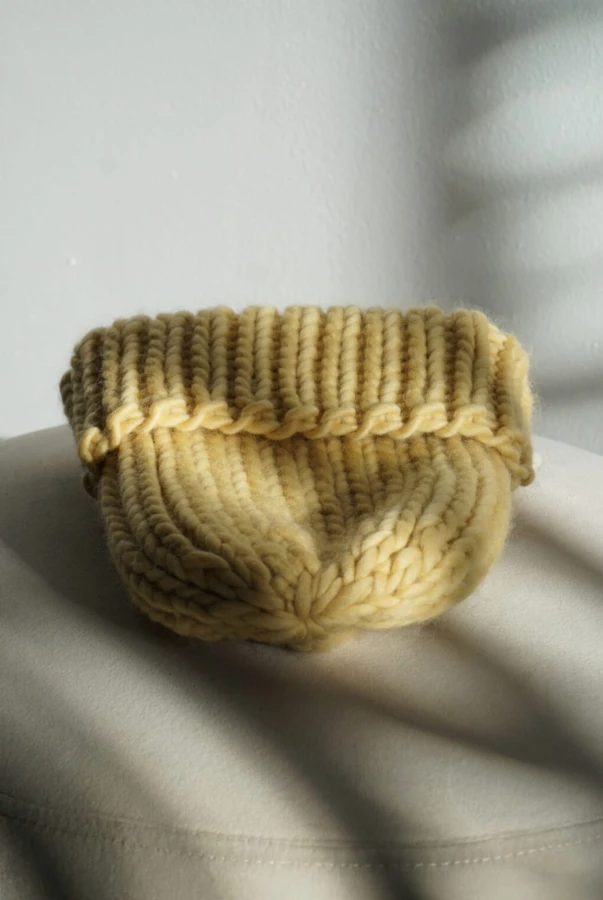 Czapka z wełny merynosa handmade w kolorze maślanej żółci pastelowa handmade polska produkcja