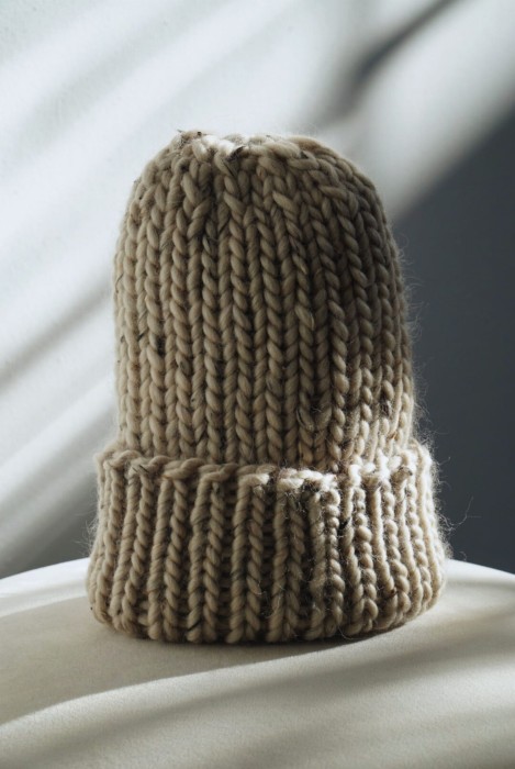 Czapka beżowa z wełny merynosa ręcznie wykonywana handmade wełna merino