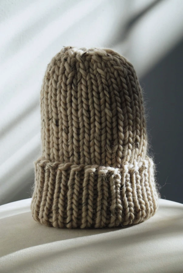 Czapka beżowa z wełny merynosa ręcznie wykonywana handmade wełna merino