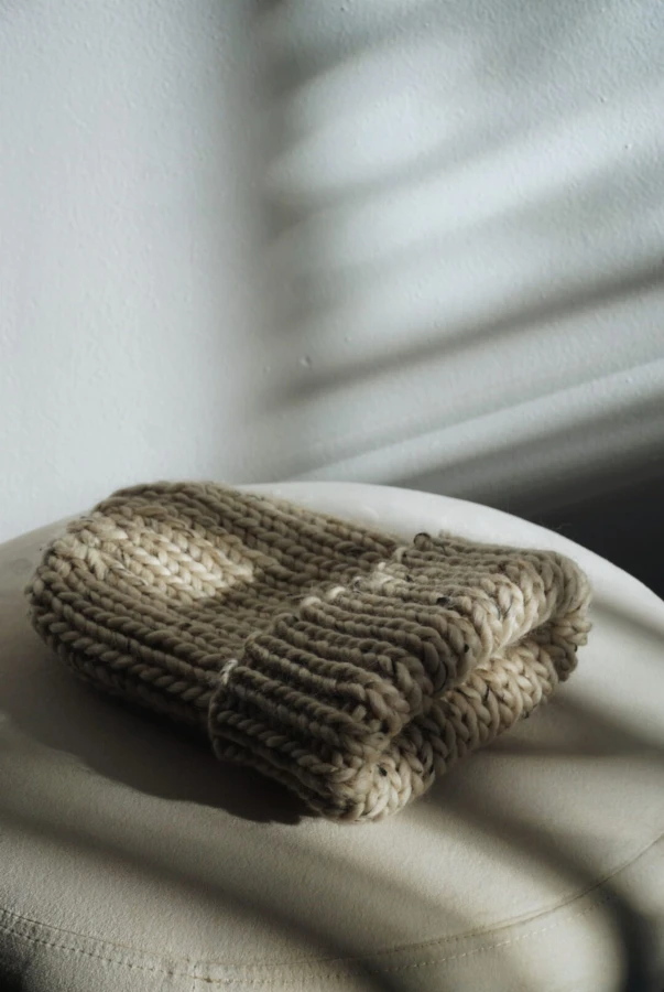 Handmade czapka Merino w kolorze beżowego melanżu, miękka i oddychająca