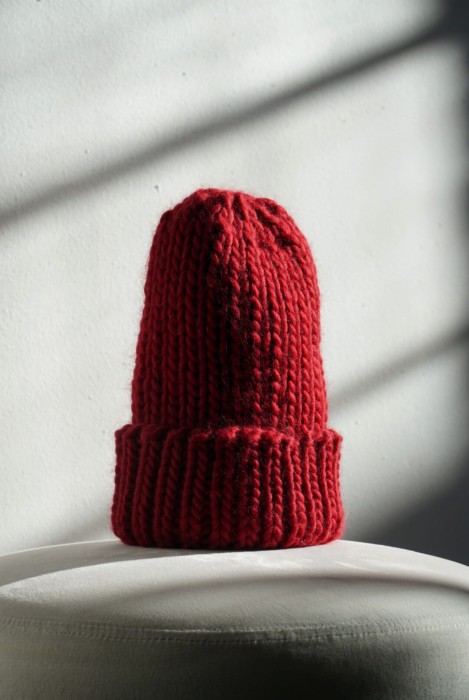 Bordowa czapka z wełny merynosa robiona ręcznie w Polsce handmade wełna merino