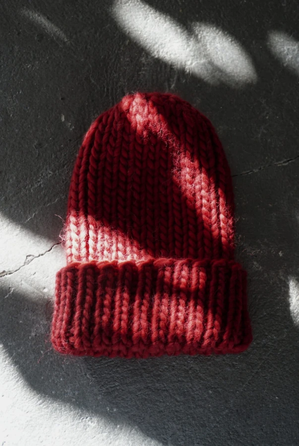 Bordowa czapka z wełny merynosa robiona ręcznie w Polsce handmade wełna merino polska marka