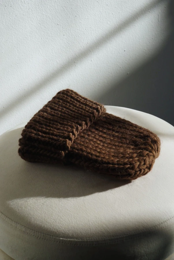 Czekoladowa czapka Merino handmade, naturalna i miękka, lokalna produkcja