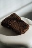 Ciemna czapka handmade z wełny merynosa wełna merino unisex brązowa