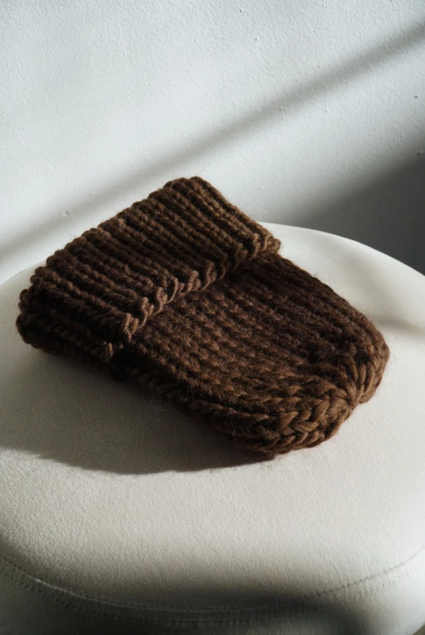Ciemna czapka handmade z wełny merynosa wełna merino unisex brązowa