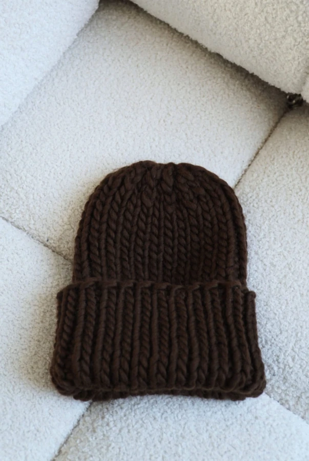 Ręcznie dziergana czapka Merino w kolorze gorzkiej czekolady, produkt premium