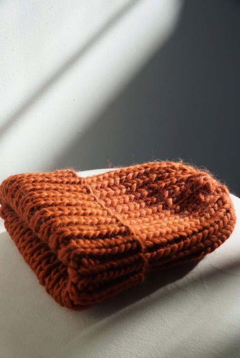 Ceglana Pomarańczowa czapka z wełny merynosa robiona ręcznie handmade wełna merino