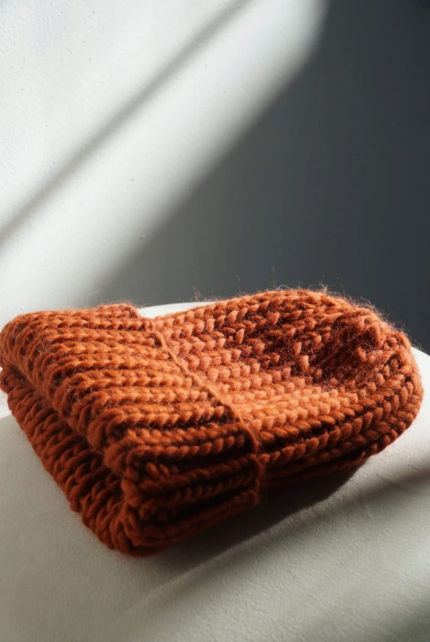 Ceglana Pomarańczowa czapka z wełny merynosa robiona ręcznie handmade wełna merino