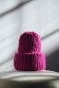 Czapka z wełny merynosa handmade w kolorze magenta handmade polska produkcja