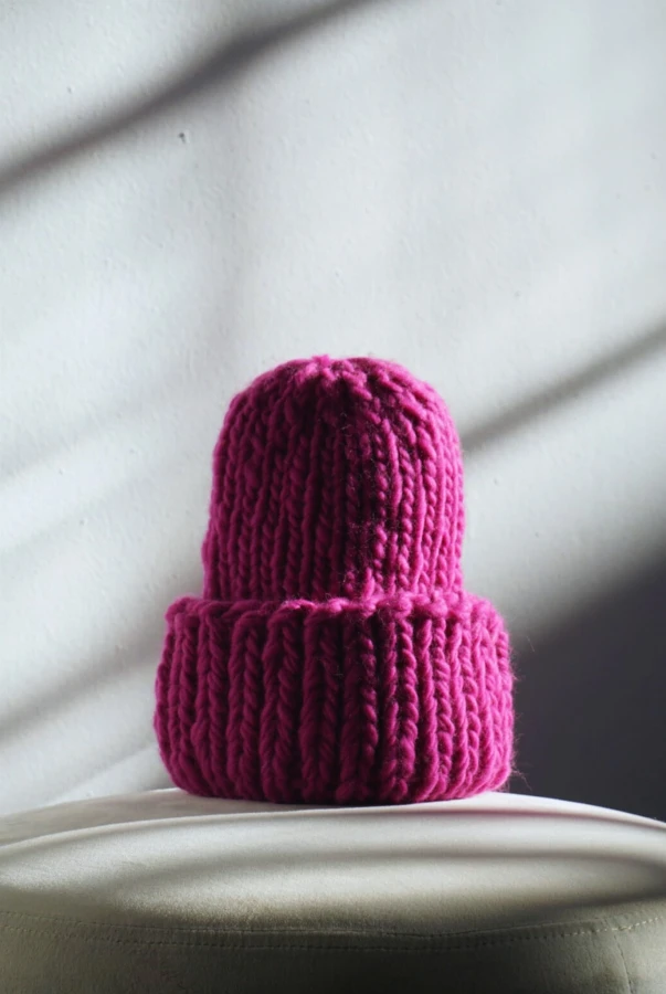 Czapka z wełny merynosa handmade w kolorze magenta handmade polska produkcja