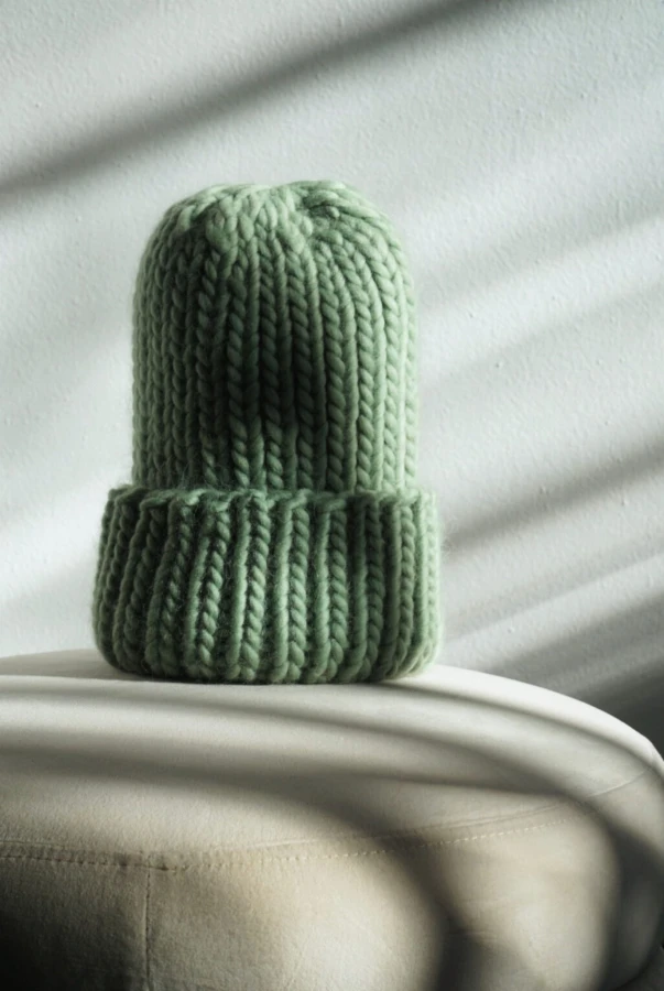 Seledynowa czapka z wełny merinosa robiona ręcznie handmade wełna merino polska produkcja