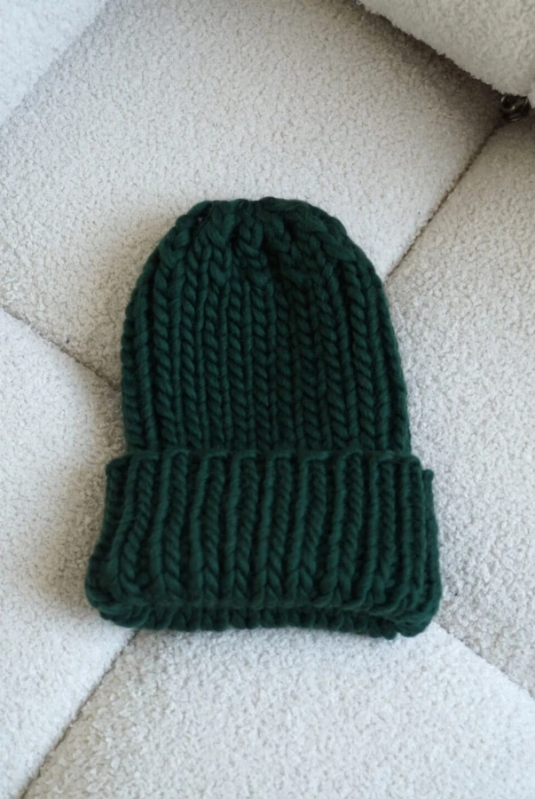 Zielona czapka handmade z wełny merynosa ręcznie robiona wełna merino polska produkcja